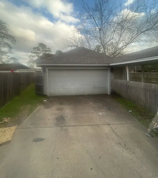Garage roof with fresh shingles in Clear Lake